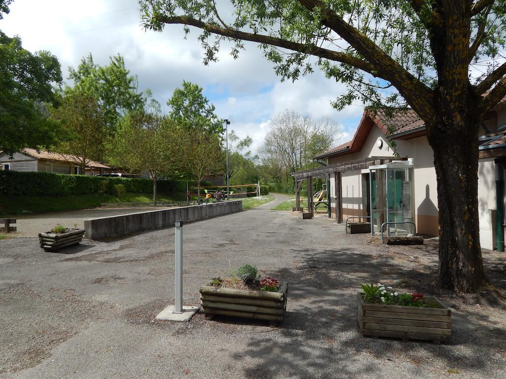 Hôtel Camping Du Moulin à Meyrieu-les-Etangs Extérieur photo